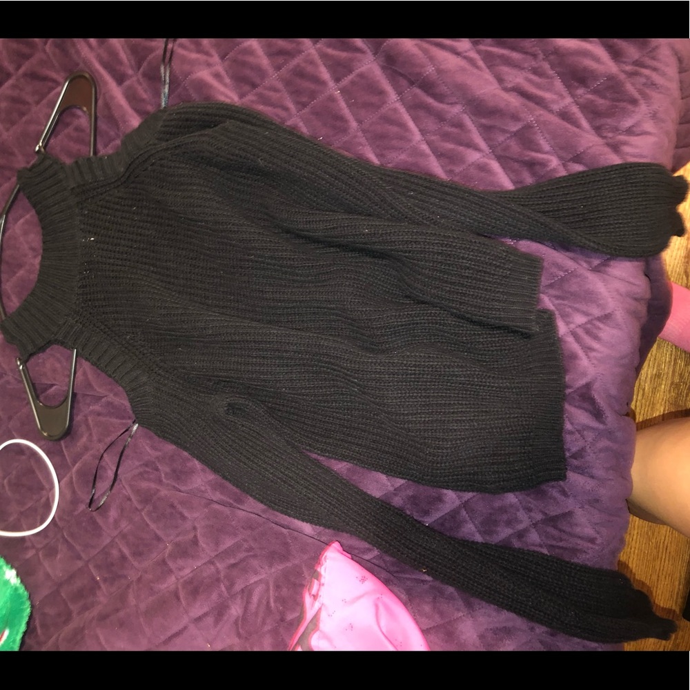 black top long sleeve .sweater